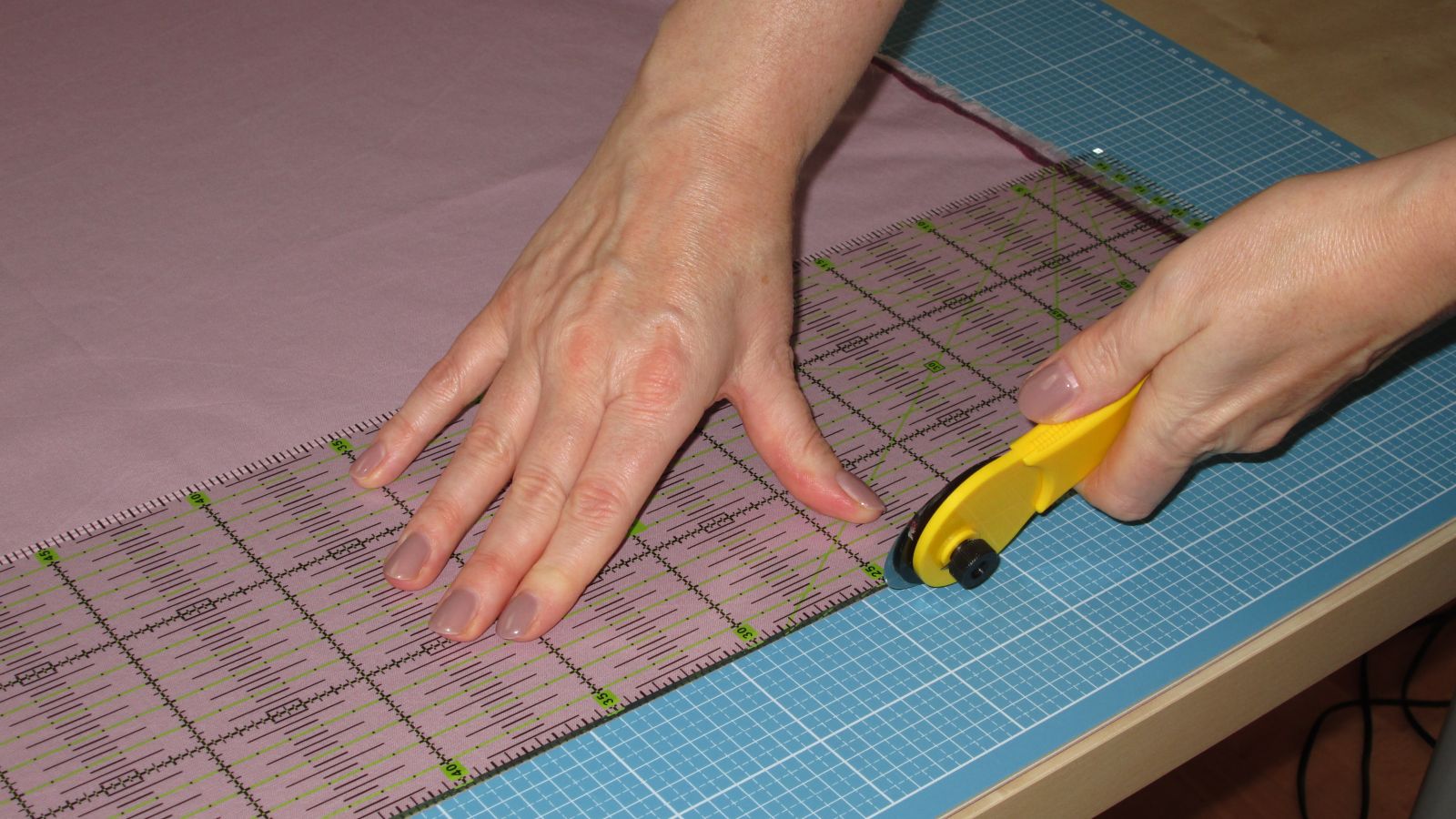 8-rolling_cutter_yardage_cuttiing_quilt